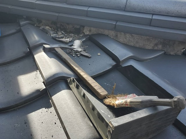 漆喰の破片を取る塵取り